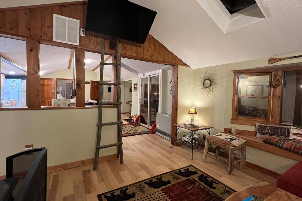Thorpe On The Water. Creekside Nederland Cabin. 외부 사진