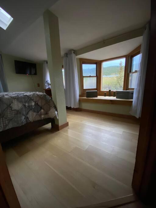 Thorpe On The Water. Creekside Nederland Cabin. 외부 사진